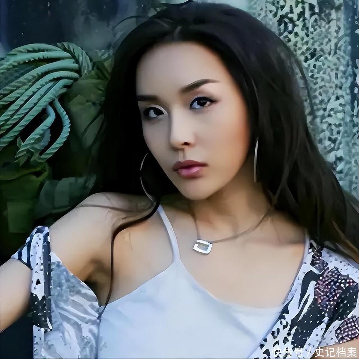 "Mỹ nhân chuyển giới số 1 showbiz" rơi vào bi kịch: Bị bố đẻ ruồng rẫy, chồng bỏ rơi, cơ thể rệu rã như bà lão 80 vì di chứng d17 1755351900361 1755351900684115913143