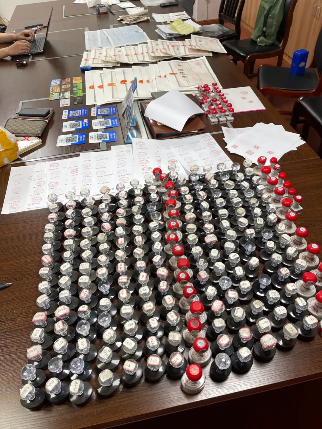 Tịch thu 36 tỷ đồng tài sản trong nhà một chủ doanh nghiệp F&B- Ảnh 1. Tịch thu 36 tỷ đồng tài sản trong nhà một chủ doanh nghiệp F&B- Ảnh 1.