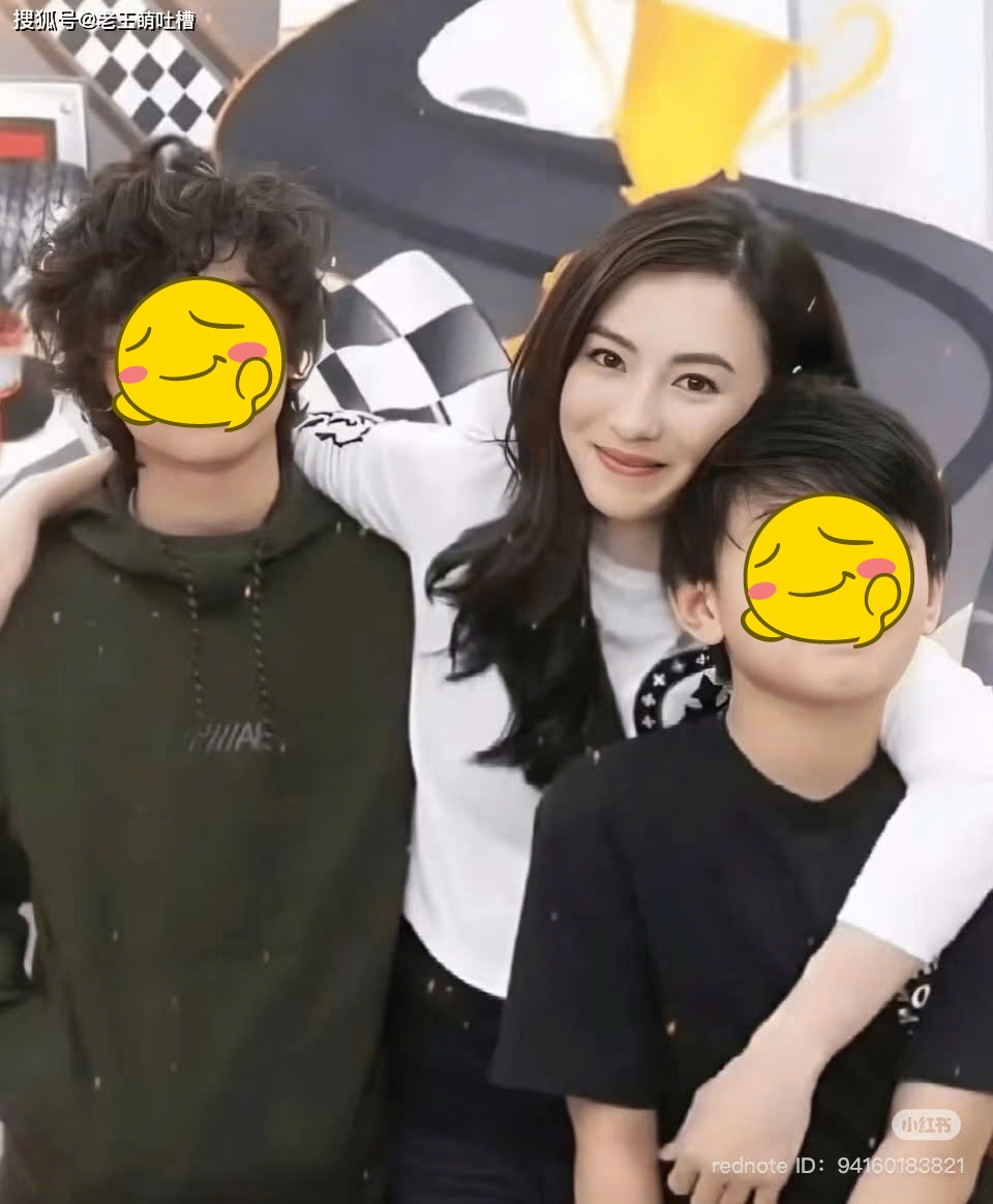 2 bóng hồng của Tạ Đình Phong: Người thoải mái cho con “nhả khói”, Trương Bá Chi lại phạt con vì lỡ nhíu mày với bảo vệ- Ảnh 8.