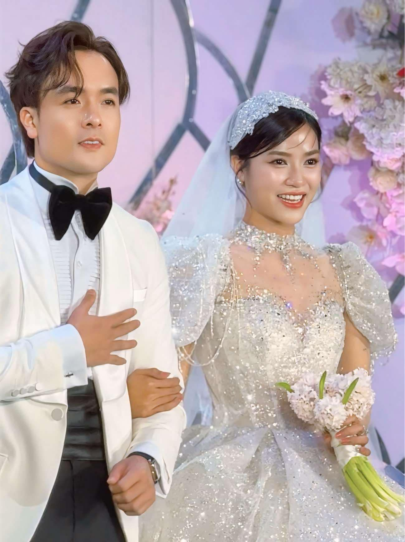 Bắt trọn cảnh cặp đôi Vbiz mới cưới cãi nhau giữa đường, biểu cảm nhà gái cực gắt như