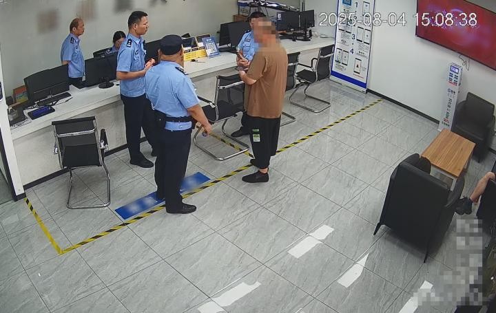 Nhận được tin báo khẩn, cảnh sát lập tức chặn 1 xe ô tô đang chạy trên cao tốc: phát hiện hơn 440 triệu đồng ở ghế phụ và lời khai bất ngờ của tài xế- Ảnh 2.