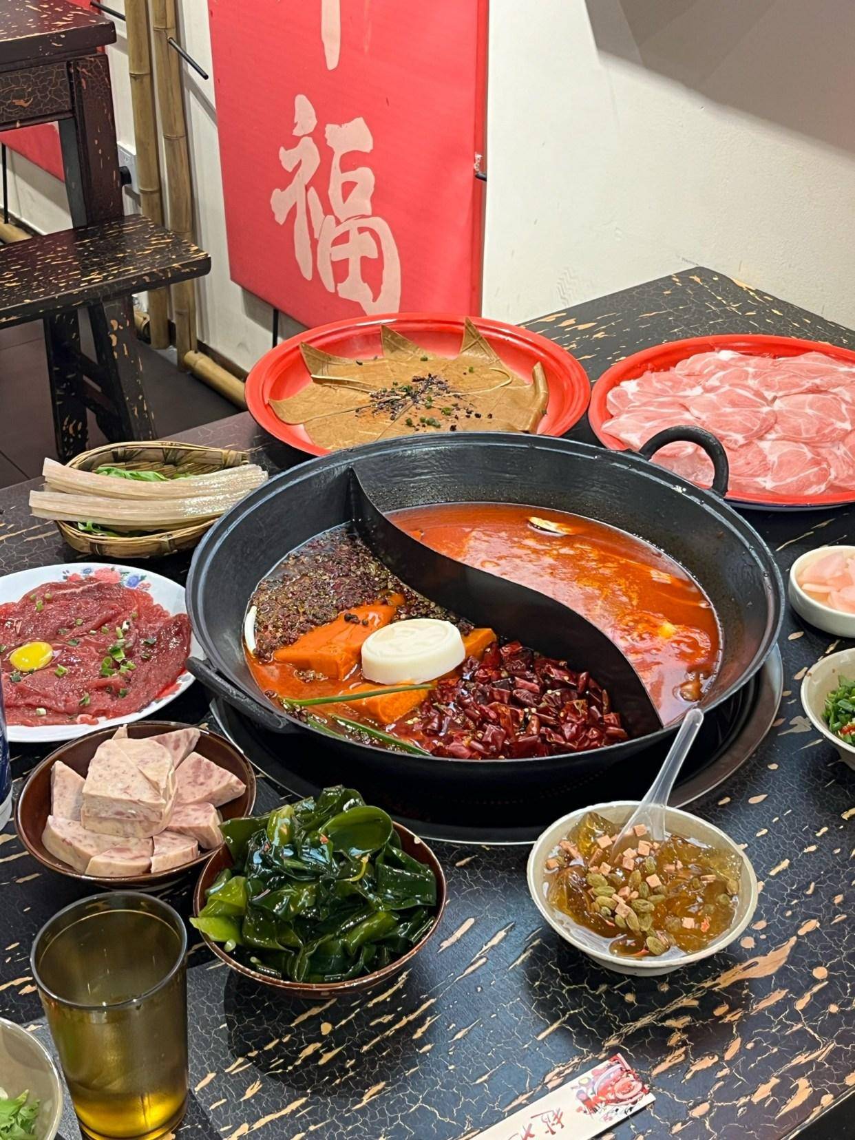 Chủ quán lẩu kinh doanh “không lấy tiền khách” nhưng vẫn lãi hơn 129 tỷ đồng: Cảnh sát vào cuộc điều tra phát hiện hơn 600 người “tự nguyện” chuyển 115 tỷ đồng- Ảnh 2.