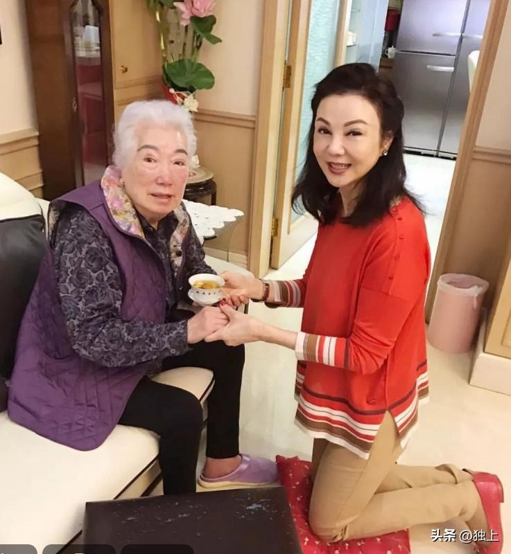 Ngọc nữ màn ảnh hé lộ “quy tắc sinh tồn trong hào môn”: Mang thai vẫn phải dậy sớm pha trà, hôn nhân chỉ là ván cờ quyền lực- Ảnh 5. Ngọc nữ màn ảnh hé lộ “quy tắc sinh tồn trong hào môn”: Mang thai vẫn phải dậy sớm pha trà, hôn nhân chỉ là ván cờ quyền lực- Ảnh 5.