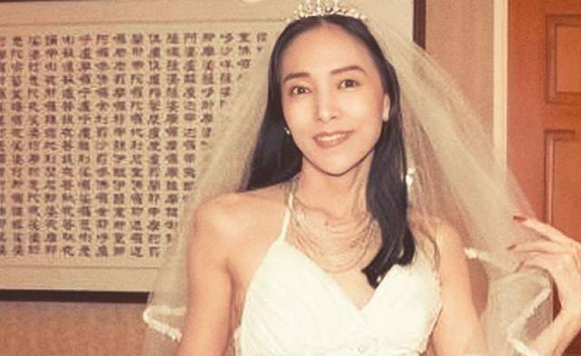 "Nữ hoàng thượng lưu" thị phi nhất nhì showbiz: Kết hôn lúc 19 tuổi vì bị cưỡng ép, trải qua 5 cuộc hôn nhân cuối cùng kết thúc trong cay đắng d4f8b6598cc44a788d18a5dc3b7a358e 17538645107071213437157 1754011561631 1754011561925916894939