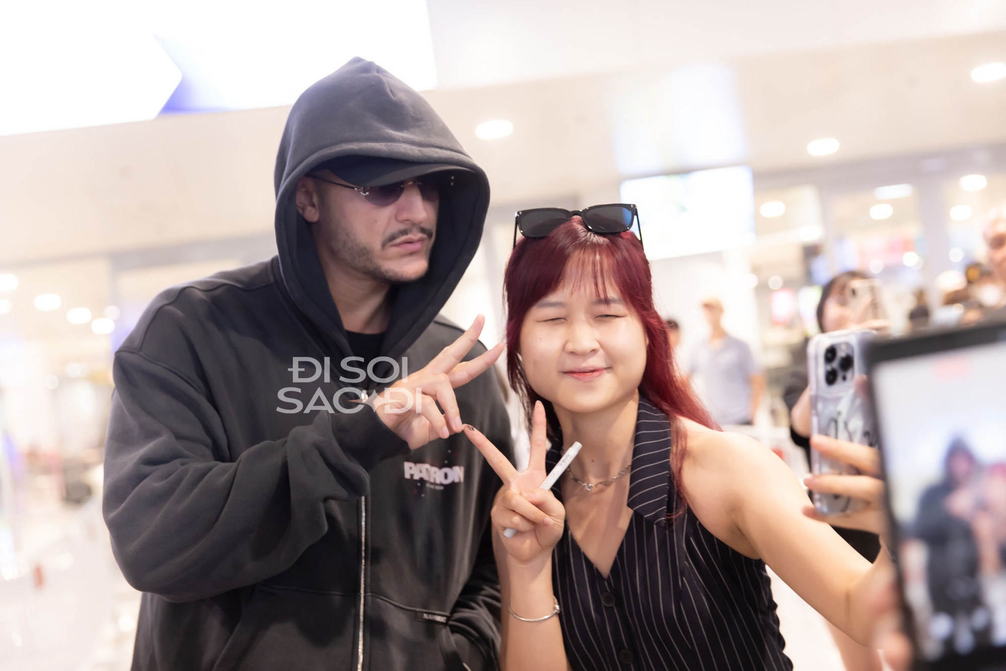 d6-1755853473656-17558534738961557801728 "Phù thủy EDM tỉ view" và "ông hoàng Latin" đổ bộ Nội Bài: Lên đồ cực bụi cực ngầu nhưng có điểm chung bất ngờ! d6 1755853473656 17558534738961557801728