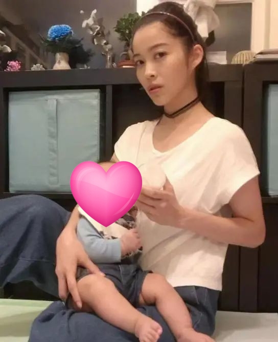 “Mẹ bỉm showbiz” thản nhiên khoe điều nhạy cảm: Vô tư hay vô duyên?- Ảnh 2.