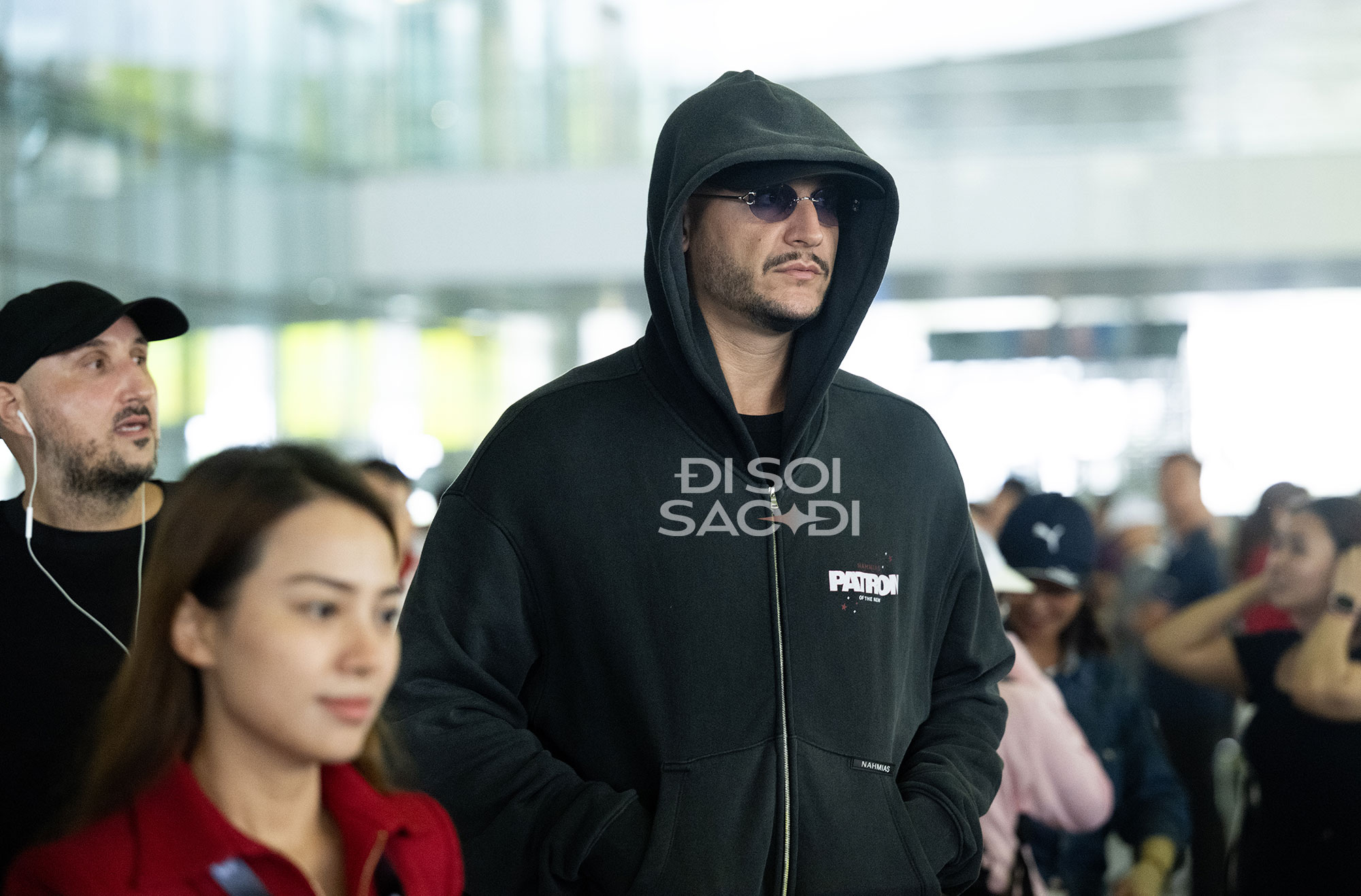 d7-1755853466253-1755853466494424470689 "Phù thủy EDM tỉ view" và "ông hoàng Latin" đổ bộ Nội Bài: Lên đồ cực bụi cực ngầu nhưng có điểm chung bất ngờ! d7 1755853466253 1755853466494424470689