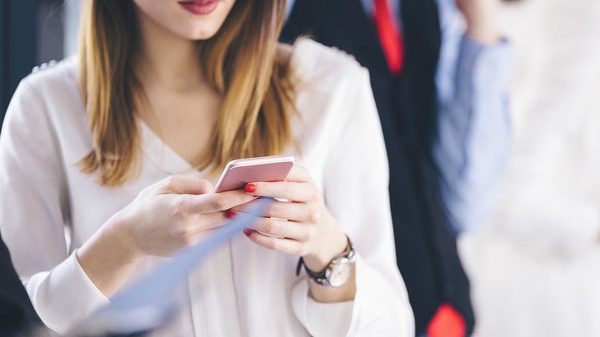 Điện thoại sụt pin lạ thường cả lúc ngủ ở nhà bạn trai, cô gái choáng váng khi phát hiện bí mật phía sau của cha dượng 28 Điện thoại sụt pin lạ thường cả lúc ngủ ở nhà bạn trai, cô gái choáng váng khi phát hiện bí mật phía sau của cha dượng d7644150 1761559586565 17615595874571426727409