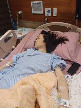 "Nữ hoàng dao kéo" chuyển từ giường bệnh ung thư sang… giường phẫu thuật thẩm mỹ, gây mê suốt 6 tiếng để căng da! d7644834 1753966916008 17539669163071099428748