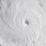 Siêu bão đáng sợ nhanh nhất năm nay đã xuất hiện: Vệ tinh ghi lại cảnh tượng kỳ dị d7ok9s4zumnyxdvzg6wy6q 1755579455993513064401 1755586107692 1755586107908411621875 0 17 450 737 crop 17555861316021816741890gifpng