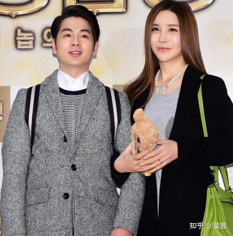 "Mỹ nhân chuyển giới số 1 showbiz" rơi vào bi kịch: Bị bố đẻ ruồng rẫy, chồng bỏ rơi, cơ thể rệu rã như bà lão 80 vì di chứng d8 1755351905993 17553519063491071703939