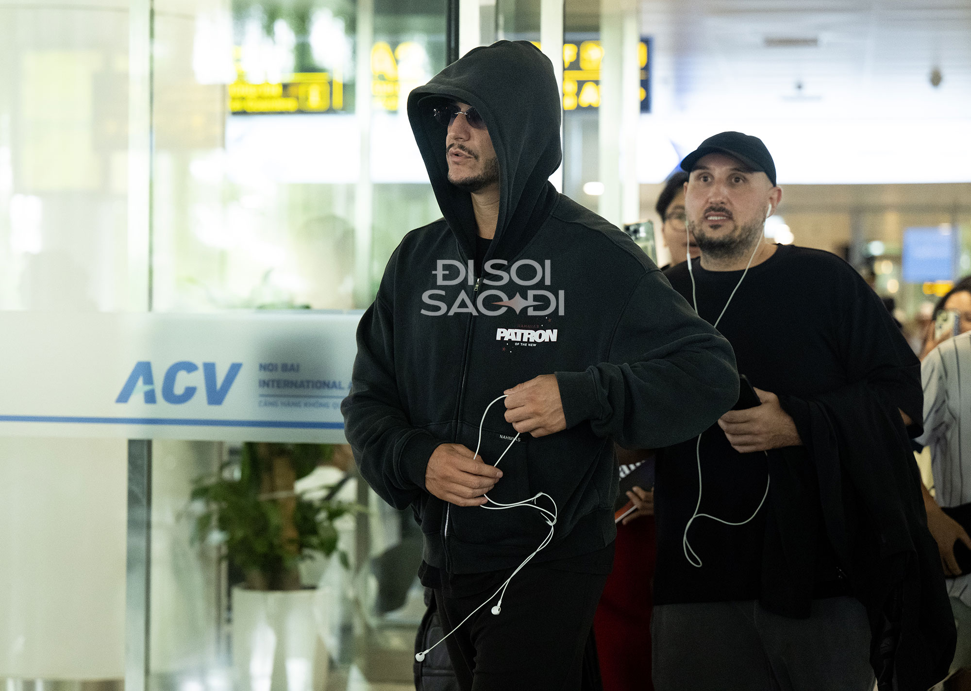 d8-1755853463447-1755853465306299192668 "Phù thủy EDM tỉ view" và "ông hoàng Latin" đổ bộ Nội Bài: Lên đồ cực bụi cực ngầu nhưng có điểm chung bất ngờ! d8 1755853463447 1755853465306299192668