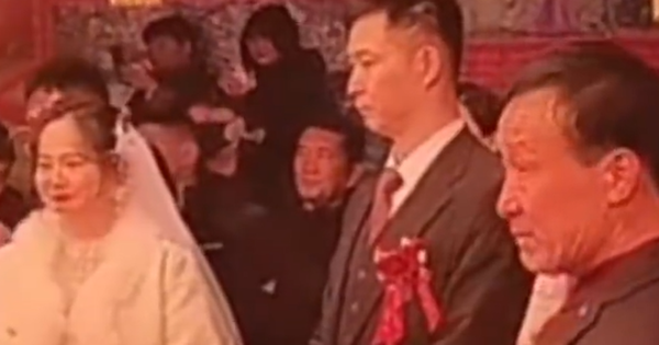 Bức ảnh khiến hàng triệu người rơi nước mắt: “Hóa ra đây chính là hình dáng của tình yêu” d8061559 17386444254641339772128 1738655140598 173865514067935968444 15 0 351 538 crop 1738655193112207335043png