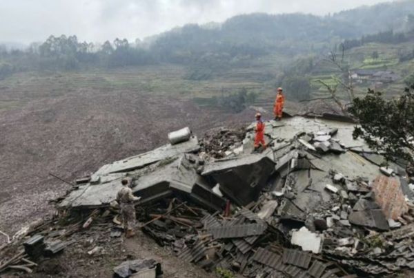 Một ngôi làng tách đôi trong 58 giây vì lở đất kinh hoàng, nhiều người tuyệt vọng đào đất bằng tay không để cứu người thân- Ảnh 1. Một ngôi làng tách đôi trong 58 giây vì lở đất kinh hoàng, nhiều người tuyệt vọng đào đất bằng tay không để cứu người thân- Ảnh 1.