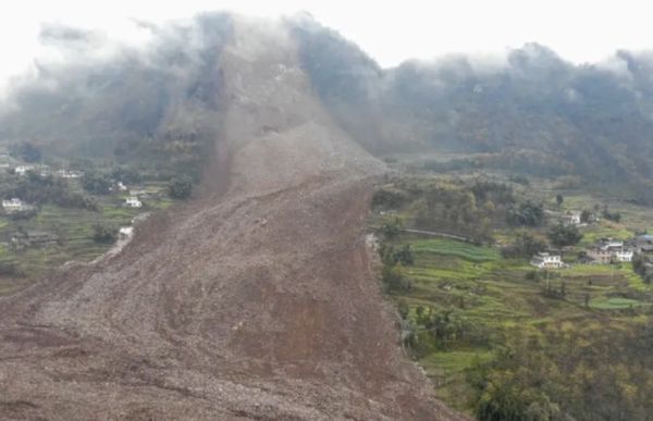 Một ngôi làng tách đôi trong 58 giây vì lở đất kinh hoàng, nhiều người tuyệt vọng đào đất bằng tay không để cứu người thân- Ảnh 3. Một ngôi làng tách đôi trong 58 giây vì lở đất kinh hoàng, nhiều người tuyệt vọng đào đất bằng tay không để cứu người thân- Ảnh 3.