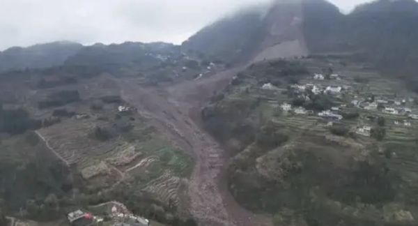 Một ngôi làng tách đôi trong 58 giây vì lở đất kinh hoàng, nhiều người tuyệt vọng đào đất bằng tay không để cứu người thân- Ảnh 4. Một ngôi làng tách đôi trong 58 giây vì lở đất kinh hoàng, nhiều người tuyệt vọng đào đất bằng tay không để cứu người thân- Ảnh 4.