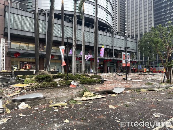 Nổ lớn tại trung tâm thương mại Đài Loan (Trung Quốc) khiến ít nhất 5 người thiệt mạng, khung cảnh đổ nát bên trong khiến nhiều người run sợ- Ảnh 4. Nổ lớn tại trung tâm thương mại Đài Loan (Trung Quốc) khiến ít nhất 5 người thiệt mạng, khung cảnh đổ nát bên trong khiến nhiều người run sợ- Ảnh 4.