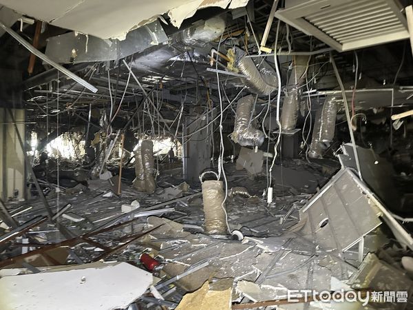 Nổ lớn tại trung tâm thương mại Đài Loan (Trung Quốc) khiến ít nhất 5 người thiệt mạng, khung cảnh đổ nát bên trong khiến nhiều người run sợ- Ảnh 2. Nổ lớn tại trung tâm thương mại Đài Loan (Trung Quốc) khiến ít nhất 5 người thiệt mạng, khung cảnh đổ nát bên trong khiến nhiều người run sợ- Ảnh 2.