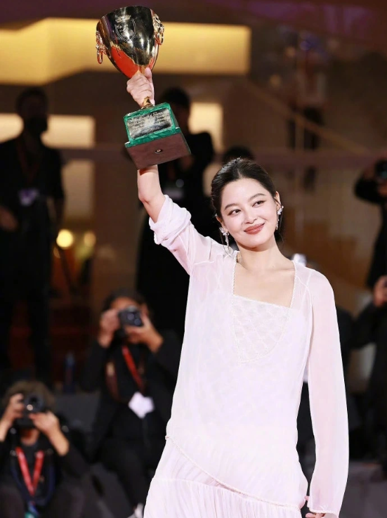 Có nam nghệ sĩ vừa nhận cúp đã bị nói