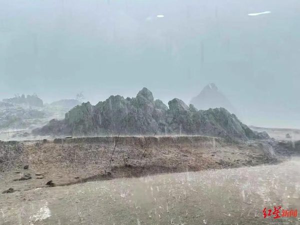 Cảnh tượng kinh hoàng khi 4 thuyền du lịch bất ngờ lật úp, 84 người cùng rơi xuống sông- Ảnh 1. Cảnh tượng kinh hoàng khi 4 thuyền du lịch bất ngờ lật úp, 84 người cùng rơi xuống sông- Ảnh 1.