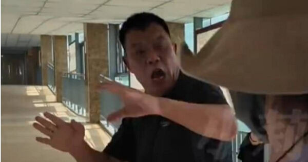 Mẹ già 92 tuổi bệnh nặng, anh trai và em gái đánh nhau trong bệnh viện: Câu chuyện quen thuộc đau lòng với nhiều gia đình- Ảnh 1.