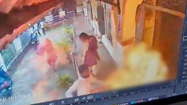 Nữ sinh tự thiêu ngay trong khuôn viên trường học vì bị trưởng khoa quấy rối tình dục- Ảnh 1.