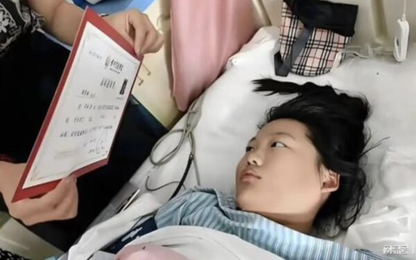 Nữ sinh đang bị hôn mê, đứng trước cửa tử bỗng tỉnh dậy sau khi cha đưa ra một tờ giấy trước mặt- Ảnh 1. Nữ sinh đang bị hôn mê, đứng trước cửa tử bỗng tỉnh dậy sau khi cha đưa ra một tờ giấy trước mặt- Ảnh 1.