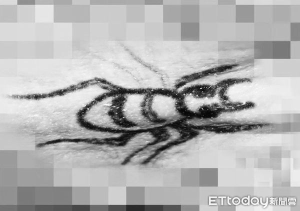 Người dân bàng hoàng phát hiện bí mật động trời bên trong chiếc vali đỏ kích thước 27 inch bên bờ mương- Ảnh 2. Người dân bàng hoàng phát hiện bí mật động trời bên trong chiếc vali đỏ kích thước 27 inch bên bờ mương- Ảnh 2.