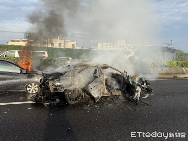 Hiện trường ám ảnh: Mercedes gây tai nạn liên hoàn rồi cháy rụi, thi thể tài xế 18 tuổi mắc kẹt bên trong biến dạng- Ảnh 3.