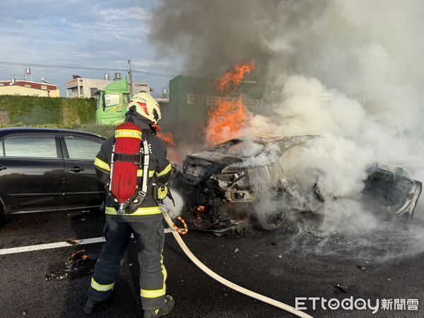 Hiện trường ám ảnh: Mercedes gây tai nạn liên hoàn rồi cháy rụi, thi thể tài xế 18 tuổi mắc kẹt bên trong biến dạng- Ảnh 1.