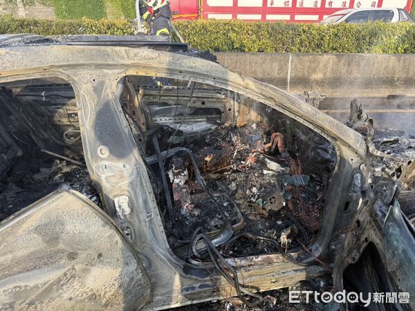 Hiện trường ám ảnh: Mercedes gây tai nạn liên hoàn rồi cháy rụi, thi thể tài xế 18 tuổi mắc kẹt bên trong biến dạng- Ảnh 2.