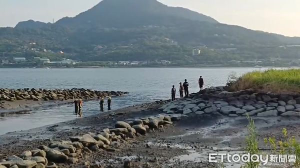 Phát hiện thi thể cụ bà 93 tuổi mất tích cả tháng: Camera thu được hình ảnh con dâu 40 tuổi kéo lê vali ra bờ sông- Ảnh 1. Phát hiện thi thể cụ bà 93 tuổi mất tích cả tháng: Camera thu được hình ảnh con dâu 40 tuổi kéo lê vali ra bờ sông- Ảnh 1.