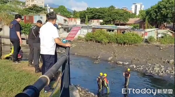 Phát hiện thi thể cụ bà 93 tuổi mất tích cả tháng: Camera thu được hình ảnh con dâu 40 tuổi kéo lê vali ra bờ sông- Ảnh 2. Phát hiện thi thể cụ bà 93 tuổi mất tích cả tháng: Camera thu được hình ảnh con dâu 40 tuổi kéo lê vali ra bờ sông- Ảnh 2.