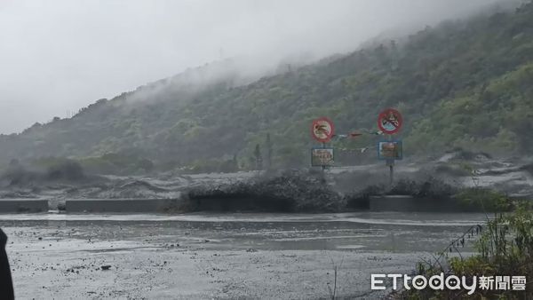 Clip kinh hoàng trong siêu bão Ragasa: Dòng bùn cuồn cuộn đổ ập khiến cả thị trấn chìm trong biển nước, người dân bám cột điện cầu cứu- Ảnh 4. Clip kinh hoàng trong siêu bão Ragasa: Dòng bùn cuồn cuộn đổ ập khiến cả thị trấn chìm trong biển nước, người dân bám cột điện cầu cứu- Ảnh 4.