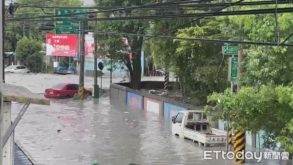 Clip kinh hoàng trong siêu bão Ragasa: Dòng bùn cuồn cuộn đổ ập khiến cả thị trấn chìm trong biển nước, người dân bám cột điện cầu cứu- Ảnh 3. Clip kinh hoàng trong siêu bão Ragasa: Dòng bùn cuồn cuộn đổ ập khiến cả thị trấn chìm trong biển nước, người dân bám cột điện cầu cứu- Ảnh 3.