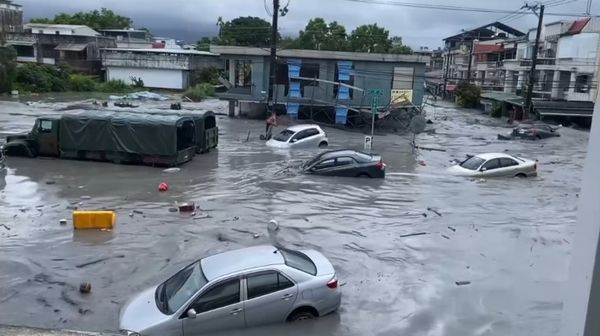 Siêu bão Ragasa tàn phá Đài Loan (Trung Quốc): 30 người mất tích, 2 người tử vong và hàng trăm người mắc kẹt- Ảnh 2.