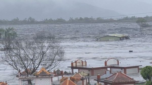 Clip kinh hoàng trong siêu bão Ragasa: Dòng bùn cuồn cuộn đổ ập khiến cả thị trấn chìm trong biển nước, người dân bám cột điện cầu cứu- Ảnh 2. Clip kinh hoàng trong siêu bão Ragasa: Dòng bùn cuồn cuộn đổ ập khiến cả thị trấn chìm trong biển nước, người dân bám cột điện cầu cứu- Ảnh 2.