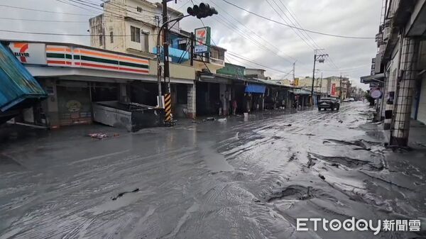 Xót xa cụ bà 87 tuổi bị bùn lũ do siêu bão Ragasa vùi lấp ngay trong nhà, con gái đau đớn: