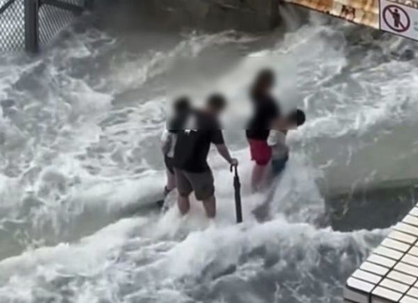 Người cha bị cảnh sát bắt vì đưa con đi ngắm sóng biển giữa siêu bão Ragasa- Ảnh 1. Người cha bị cảnh sát bắt vì đưa con đi ngắm sóng biển giữa siêu bão Ragasa- Ảnh 1.