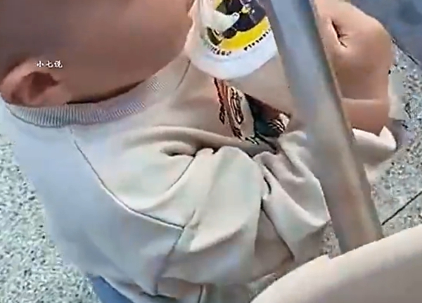 Bé trai 4 tuổi tử vong vì nghẹn trân châu trong trà sữa- Ảnh 1.