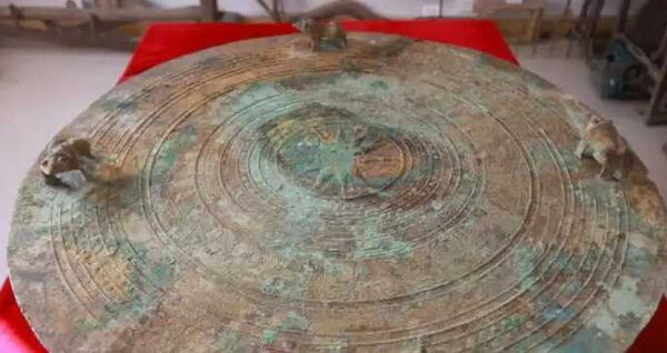 Đang đào giun thấy xẻng chạm phải vật cứng, lão nông dân run rẩy phát hiện kho báu nặng 30kg ngàn năm tuổi còn nguyên vẹn- Ảnh 2.