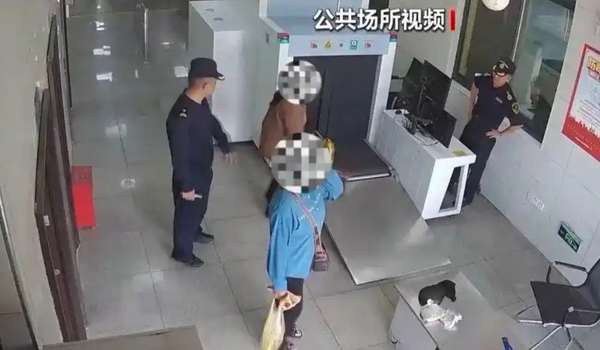 Hải quan bắt giữ người phụ nữ có dáng đi bất thường và bụng dưới phồng lên: Sự thật sốc không tưởng- Ảnh 1. Hải quan bắt giữ người phụ nữ có dáng đi bất thường và bụng dưới phồng lên: Sự thật sốc không tưởng- Ảnh 1.