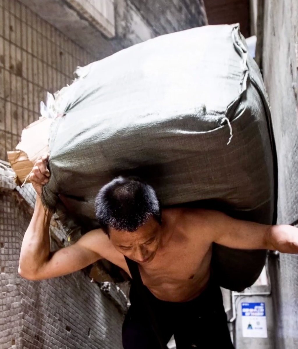 Cặp cha con trong bức ảnh “cõng cả thế giới trên vai vì con” bây giờ ra sao?- Ảnh 2. Cặp cha con trong bức ảnh “cõng cả thế giới trên vai vì con” bây giờ ra sao?- Ảnh 2.