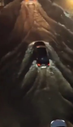 Ngập lụt kinh hoàng do bão Gabrielle: Mọi con đường biến thành sông, Ngập lụt kinh hoàng do bão Gabrielle: Mọi con đường biến thành sông,