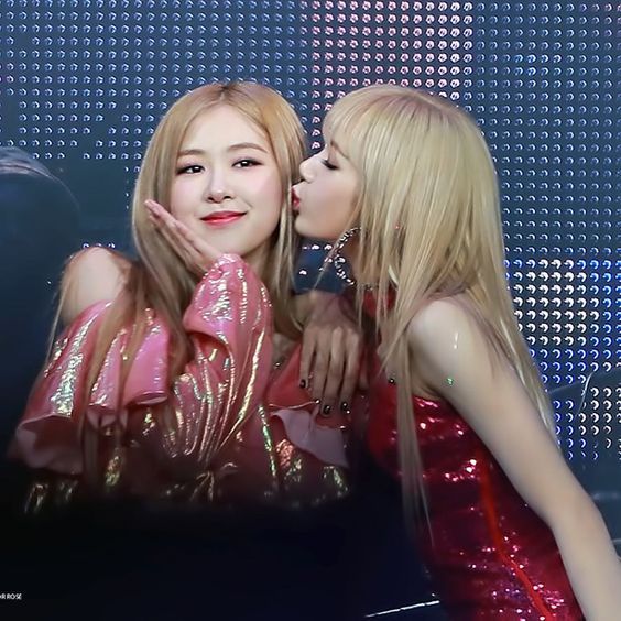 BLACKPINK sang Mỹ bạo hẳn: Rosé - Lisa trao nụ hôn tình tứ, người xem ngượng chín mặt!- Ảnh 7.