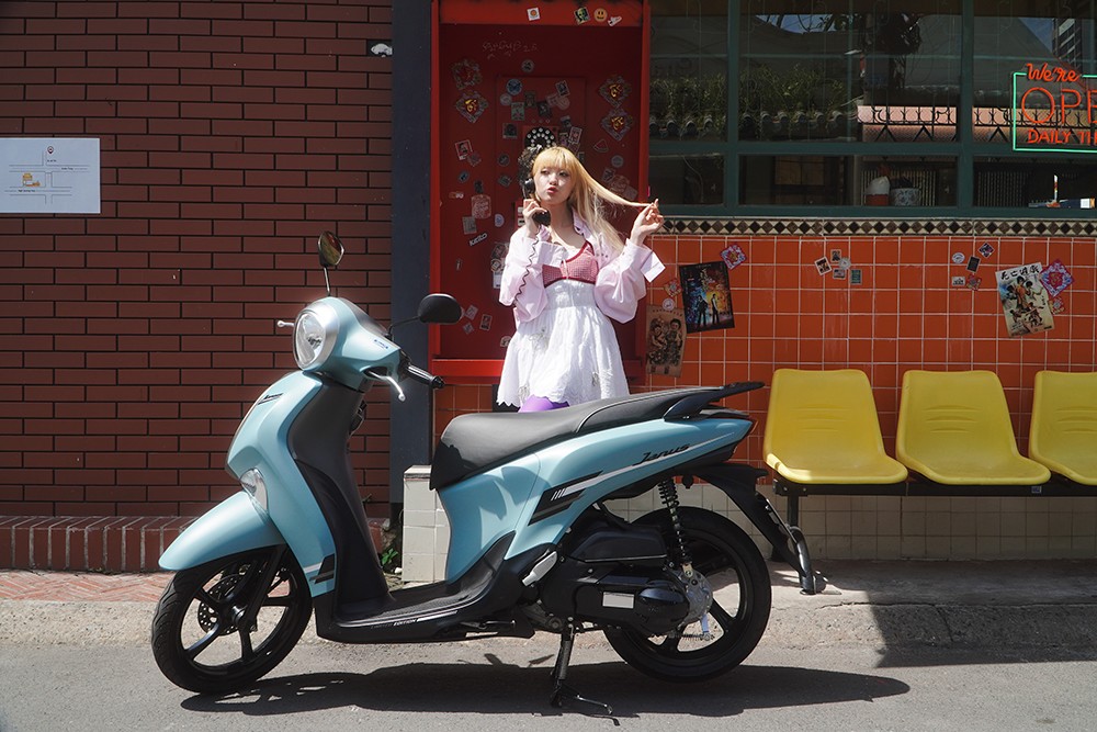 da-den-luc-nhin-nhan-lai-genz-duoi-mot-lang-kinh-khac-xe-may-1-1750990372-149-width1000height667 Thế hệ trẻ tự tin thể hiện phong cách độc đáo