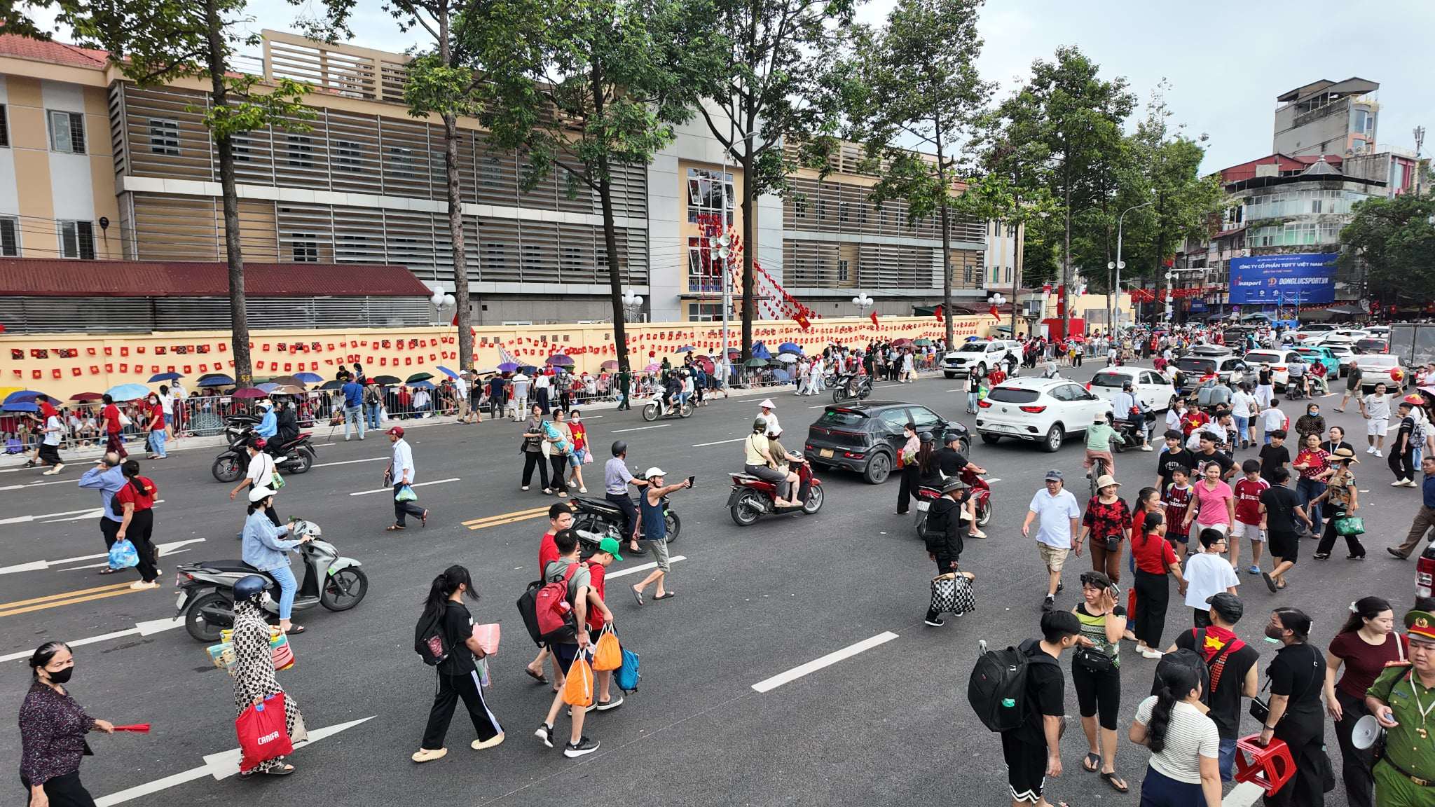 da090f03-919a-4720-bcf8-1de44fa44a20-1756476595-155-width2048height1152 Nhiều người phải di chuyển để nhường chỗ cho cựu chiến binh và các cụ già