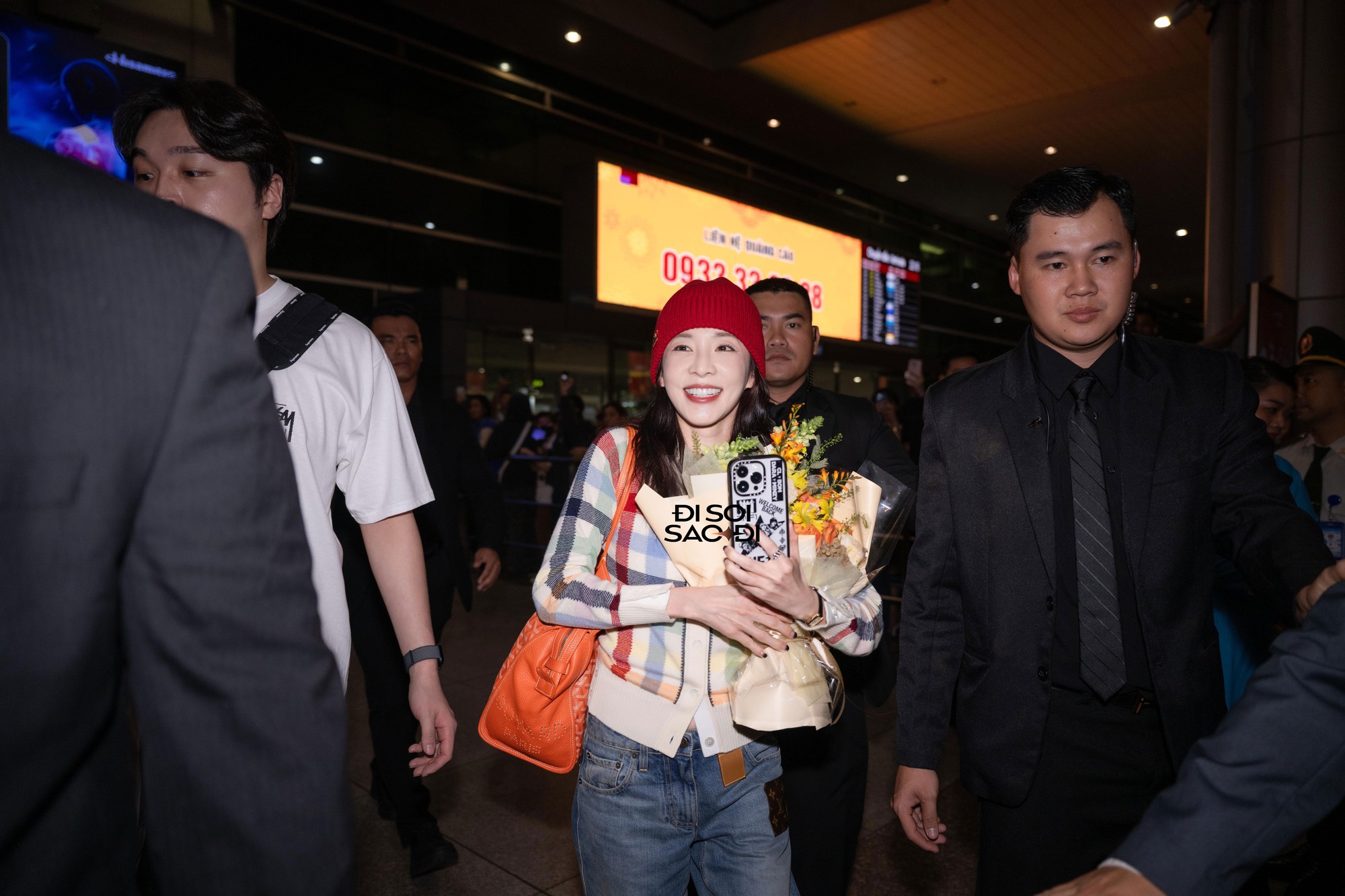 Dàn sao WATERBOMB đổ bộ Tân Sơn Nhất: Bi Rain kín đáo nhưng to cao ngời ngời, nữ idol gốc Việt lấn át