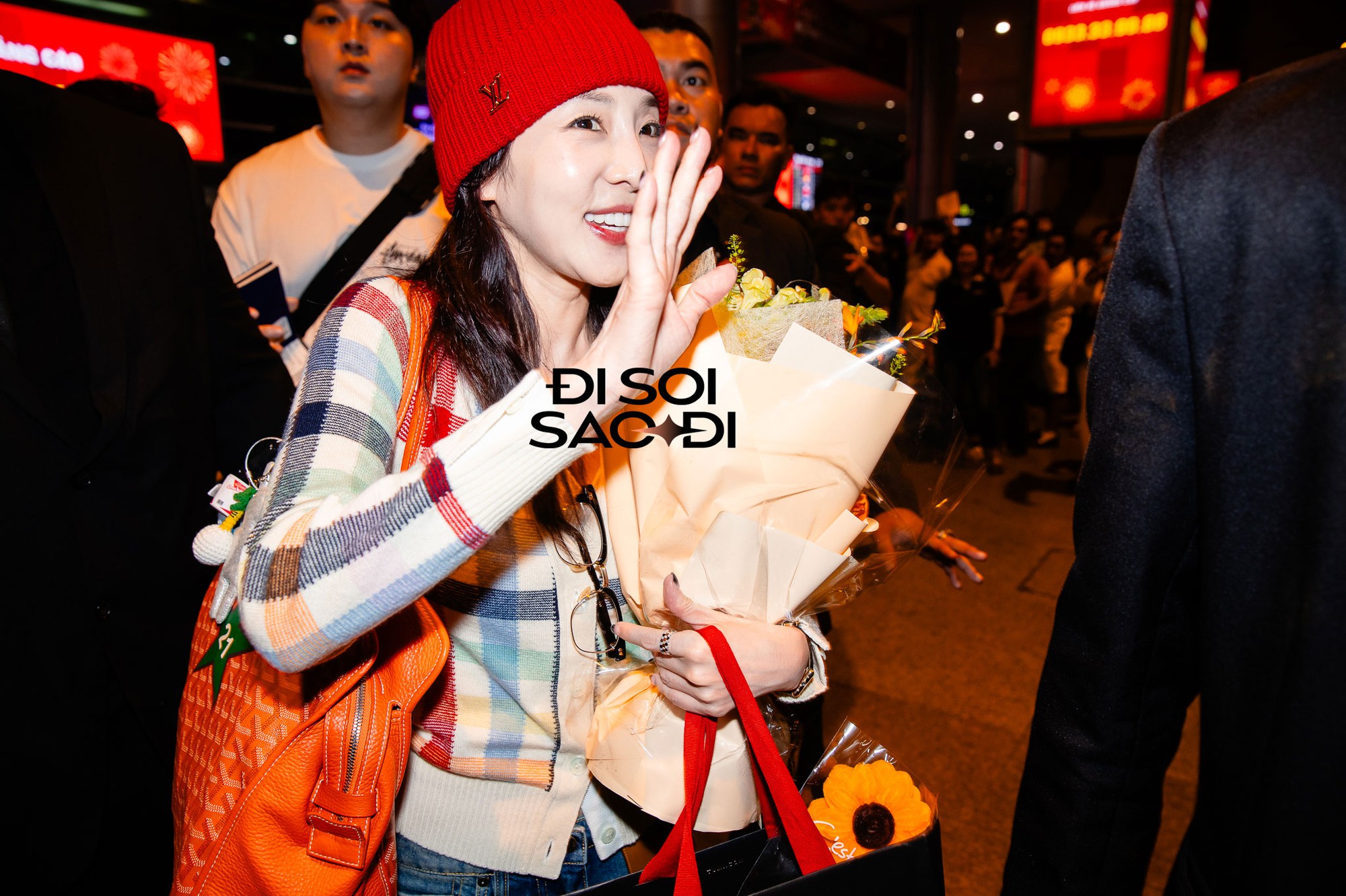 Dàn sao WATERBOMB đổ bộ Tân Sơn Nhất: Bi Rain kín đáo nhưng to cao ngời ngời, nữ idol gốc Việt lấn át