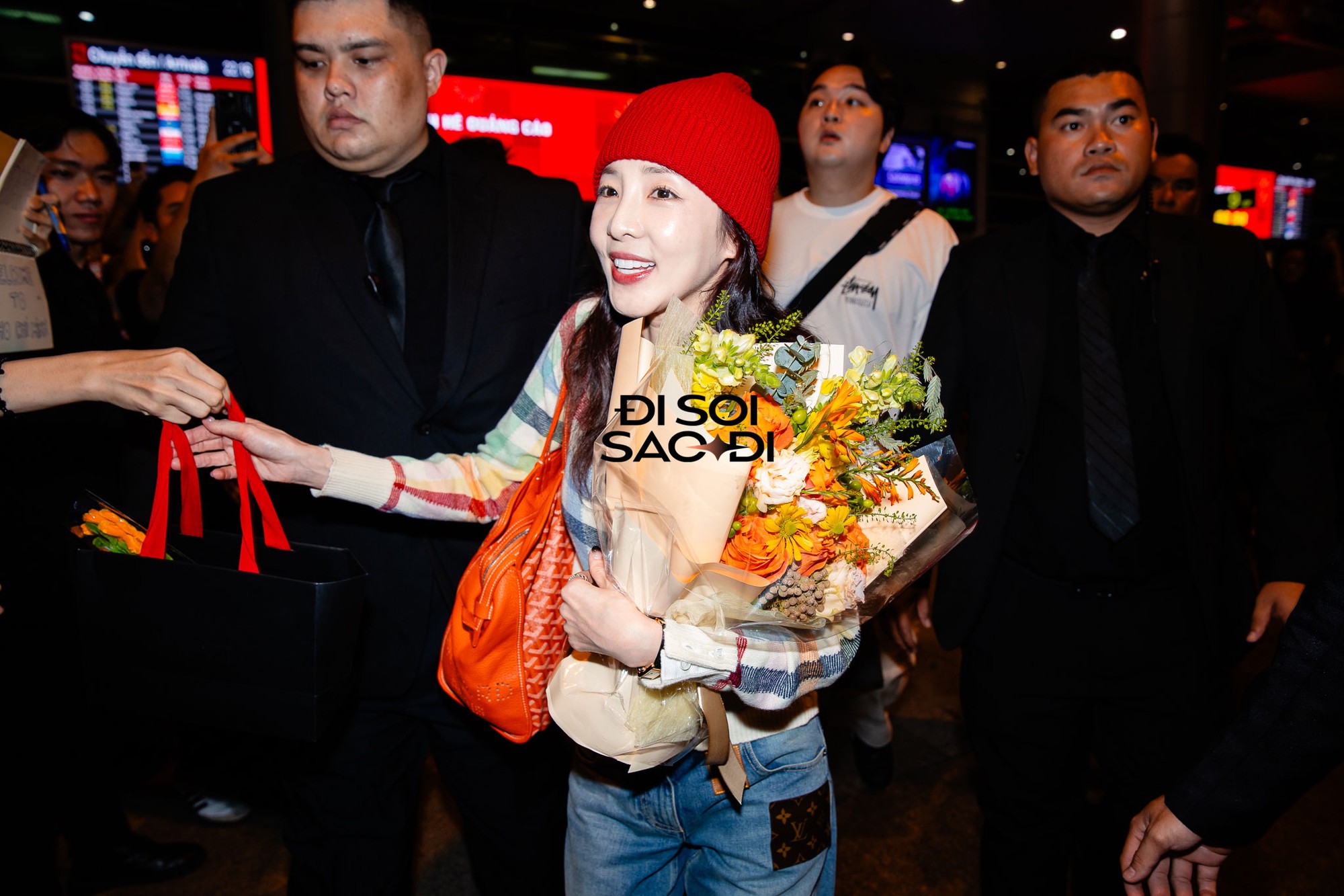 Dàn sao WATERBOMB đổ bộ Tân Sơn Nhất: Bi Rain kín đáo nhưng to cao ngời ngời, nữ idol gốc Việt lấn át